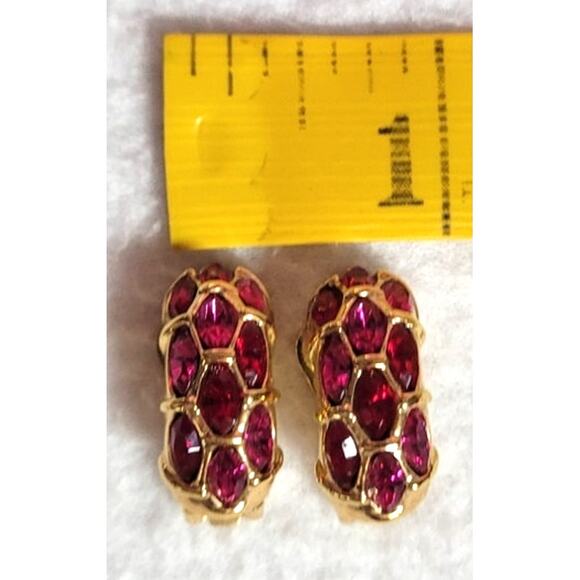 Roman Earrings Clip Magenta Pink Rhinestone Goldtone Half Hoops 80s Vtg High End - Picture 3 of 6